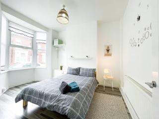 Cosy 4 bedroom Liverpool -L6/Sleeps 8 Free Parking - Liverpool - 6