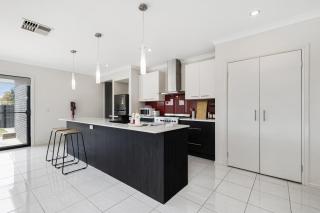 Modern 4BR house perfect for family getaway - 2