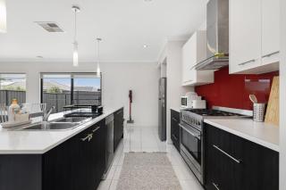 Modern 4BR house perfect for family getaway - 1