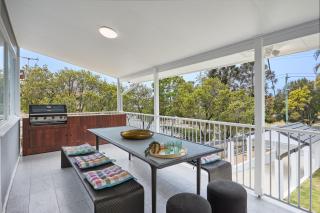The Queenslander! Complete Entertainer - Huge - Stylish - Games - Full Level Pool Room - Smokehouse - Secure Parking - Yard #NEW! - Gold Coast - 8