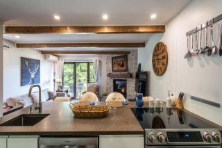 Simple & Luxe Condo With View - 7