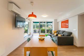 Luxury Designer Beach Front Two Bedroom Apartment - 9