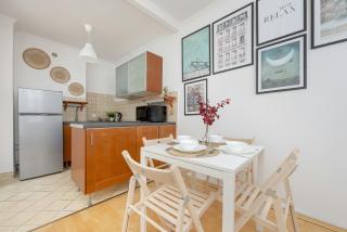 Beautiful & Bright Walowa Apartment with Balcony by Noclegi Renters - Varsavia - 8