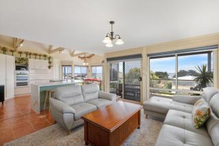 Oceanview Family Retreat - San Remo - 2