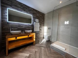 The Orchard Hotel & Restaurant - 1