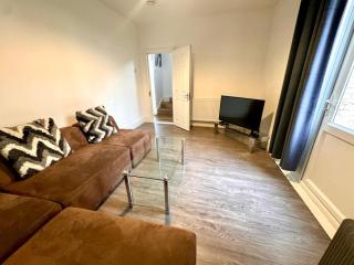Great big 6 bedroom house in central Bedford - Bedford - 0