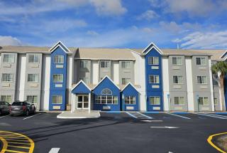 Microtel Inn & Suites by Wyndham Bushnell - 9