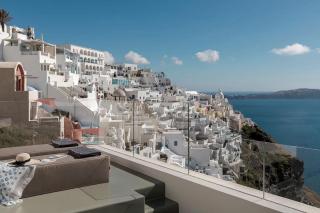 Luxurious Santorini Penthouse Villa 1 Bedroom Magical Caldera Sea Views Outdoor Hot Tub Fira - Fira - 3