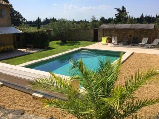 typical provencal bastide, built of local stones, in the luberon in cheval-blanc with secured pool and wifi -sleeps 6 people. - 9