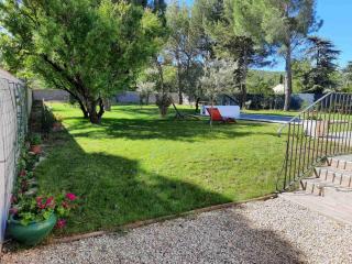 A pretty family house located in a tranquil area with a pretty view of the Luberon range. - 7