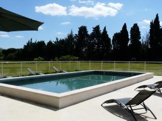 air-conditioned family house with fenced pool in fontvieille in the alpilles, sleeps 8 - 6