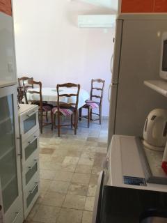 pretty gite with pool in cavaillon, beautiful view on the luberon mountains, 4 people. - 1
