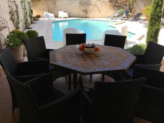 authentic provencal mas with pool, in the countryside of the village of sénas, close to the luberon and the alpilles, sleeps 8. - 7