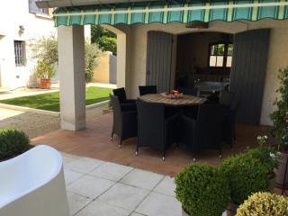 authentic provencal mas with pool, in the countryside of the village of sénas, close to the luberon and the alpilles, sleeps 8. - 4