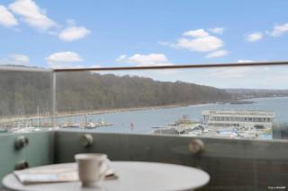 Seaside apartment with magical balcony view - 1
