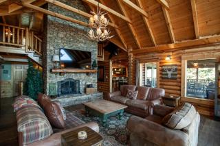 Wayward Travelers Lodge HotTub Theater Arcade MORE - Sevierville - 7