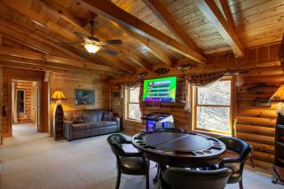 Wayward Travelers Lodge HotTub Theater Arcade MORE - Sevierville - 2
