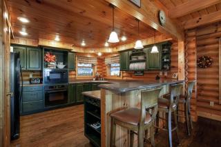 Wayward Travelers Lodge HotTub Theater Arcade MORE - 8