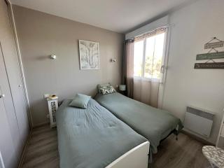HYEBOUG Appartement pour 4 personnes dans résidence avec piscine situé sur le port d'Hyères - Hyères - 3