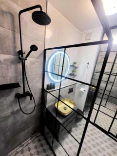 Urban Oasis: Stylish Retreat - 7