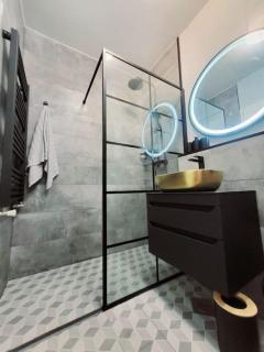 Urban Oasis: Stylish Retreat - 3