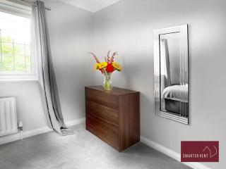 Woking 2 Bedroom House Parking Garden - 5