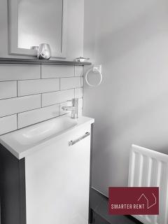 Woking 2 Bedroom House Parking Garden - 1