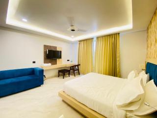 Hotel Holiday Grand - 8