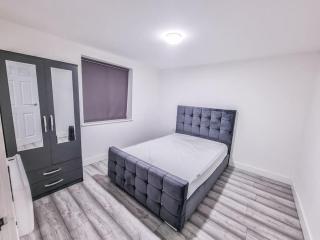 Elegant City Apt: 1-BR Luxury - Wolverhampton - 3
