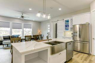 Modern Rockport Home 6 Mi to Beach! - 2