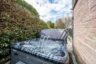 Gilmore House - 5 Bedroom Victorian Home with Hot Tub - 4