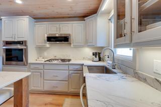 Lakefront Townhome with Dock 6 Mi to Blue Ridge! - Morganton - 1