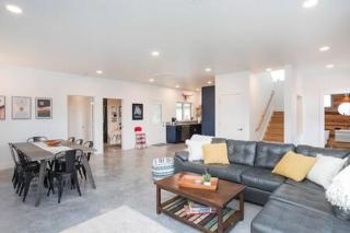 ADA Accessible Dog Friendly Home with Patio, Yard Ample Parking, Great for Families, 12 Mins to Broadway, 12South, Geodis Park, 24 Hr Hospitality - 0