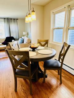 Charming and Convenient 3br 1ba apt - fully furnished and equipped - fast Internet - Forest Park - 3