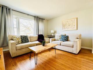Charming and Convenient 3br 1ba apt - fully furnished and equipped - fast Internet - Forest Park - 6