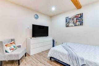 Adorable new studio with free parking and WiFi - 1