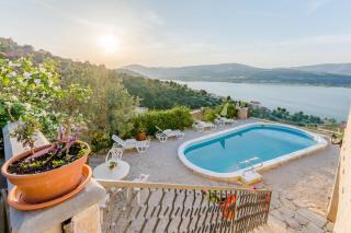 Family friendly apartments with a swimming pool Mastrinka, Ciovo - 22372 - Trogir - 4