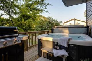 Modern Luxury Hot Tub Mini Golf Elevator Views - Nashville - 6