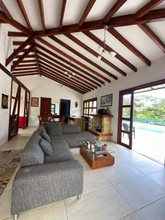 Hermosa Finca Vacacional con Piscina y Lago - 9