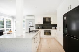 Bluewater Jervis Bay - Pet Friendly Luxury with Spa - 5 Mins Walk to Beach - 6