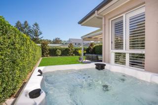 Bluewater Jervis Bay - Pet Friendly Luxury with Spa - 5 Mins Walk to Beach - 9