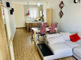 3BR Seaside Duplex Home 3BR in Bugibba with BBQ - 3