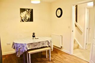 EasyRest House Peterborough - 6 Beds & Private Parking - Easy Location - Access to A1, City Centre & Shops - 5