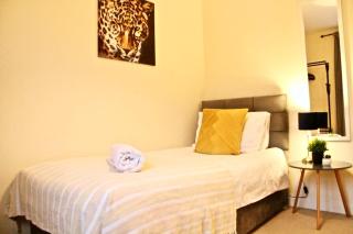 EasyRest House Peterborough - 6 Beds & Private Parking - Easy Location - Access to A1, City Centre & Shops - 9