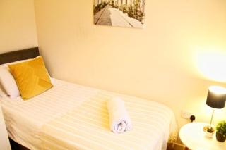 EasyRest House Peterborough - 6 Beds & Private Parking - Easy Location - Access to A1, City Centre & Shops - 8