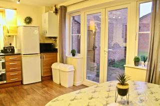 EasyRest House Peterborough - 6 Beds & Private Parking - Easy Location - Access to A1, City Centre & Shops - 6