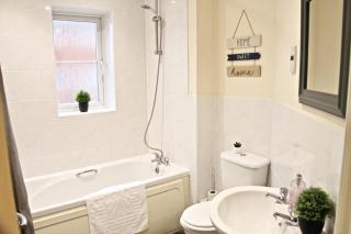 EasyRest House Peterborough - 6 Beds & Private Parking - Easy Location - Access to A1, City Centre & Shops - 2