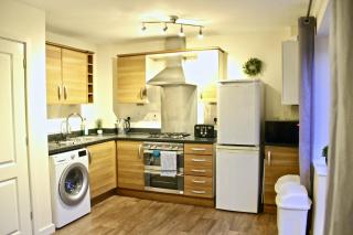 EasyRest House Peterborough - 6 Beds & Private Parking - Easy Location - Access to A1, City Centre & Shops - 7