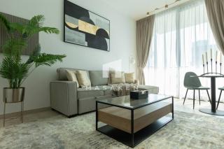 Stylish Jvc 1br Poolside Balcony & Free Parking - 9