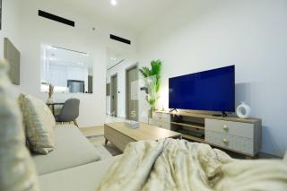 Modern 1br Jvc Balcony & Free Parking Pool - 4